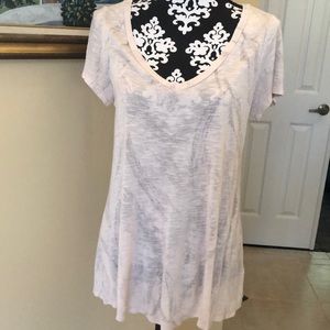 🪶twentyone pale pink and gray feather printed-sheer fabric v-neck tee